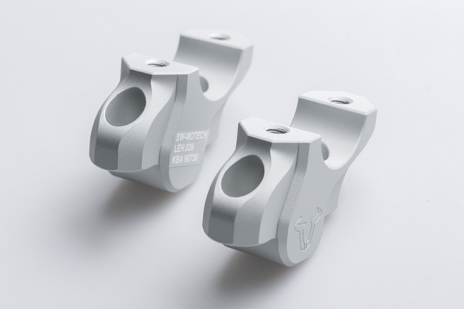 SW-Motech Lenkerverlegung - H-32 mm- Verlegung um 25 mm- Silbern- BMW-Modelle- silber Motorrad